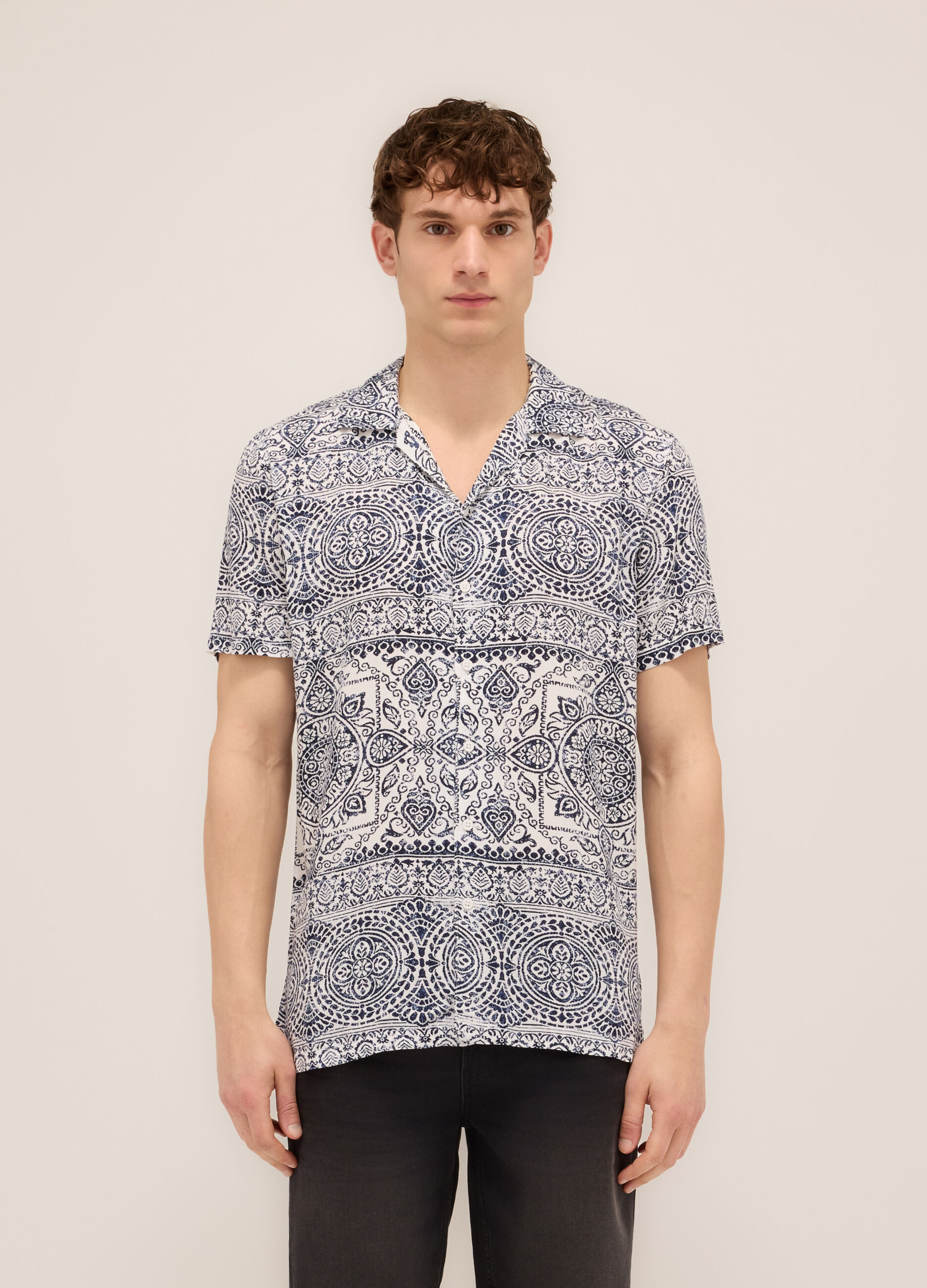 Camicia a maniche corte in viscosa con stampa uomo