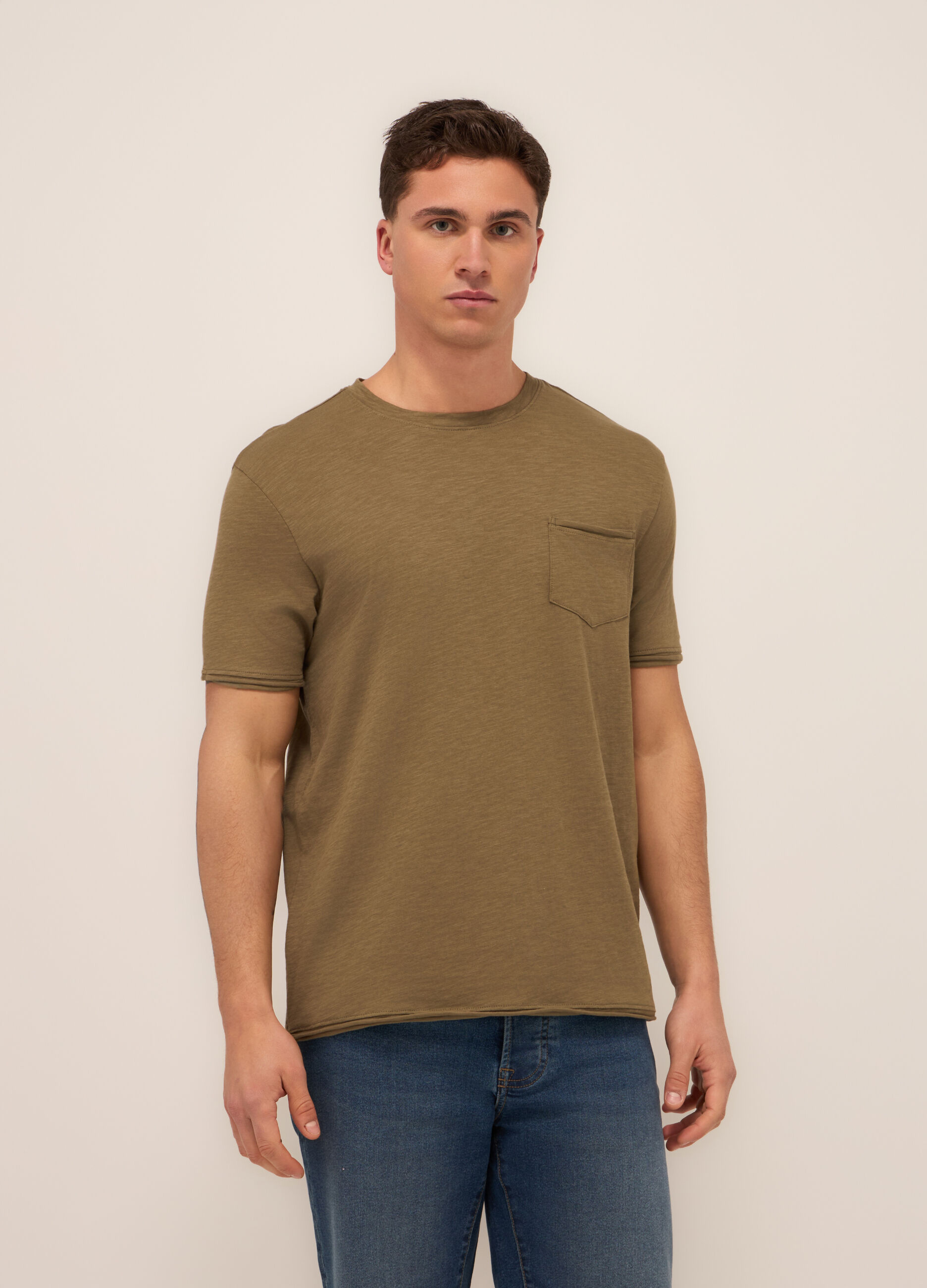 T-shirt girocollo con taschino uomo