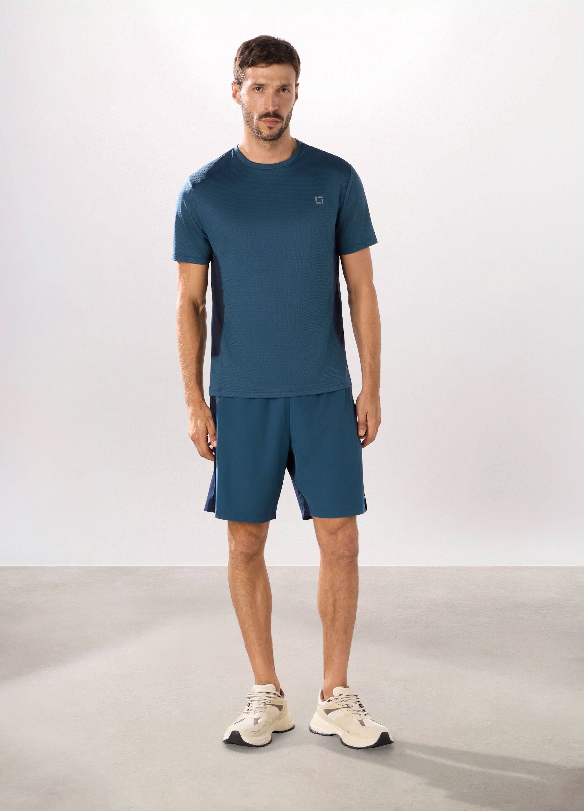 Short sportivi in tessuto stretch uomo