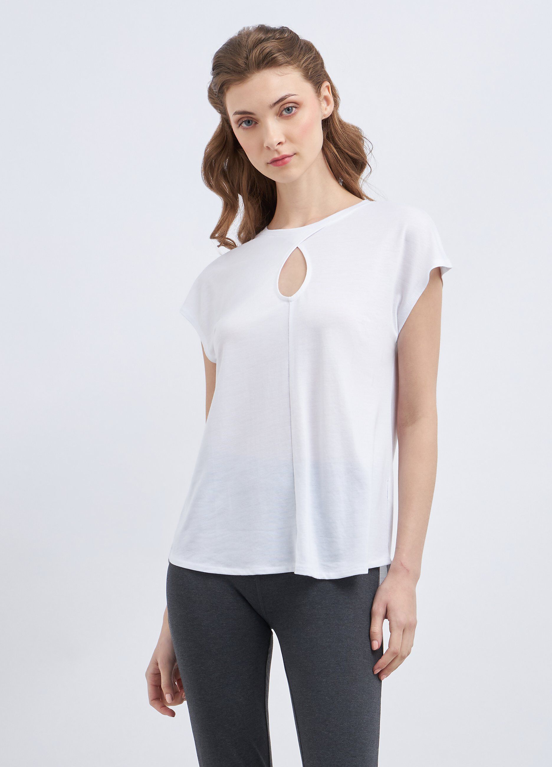 T-shirt con cut out donna