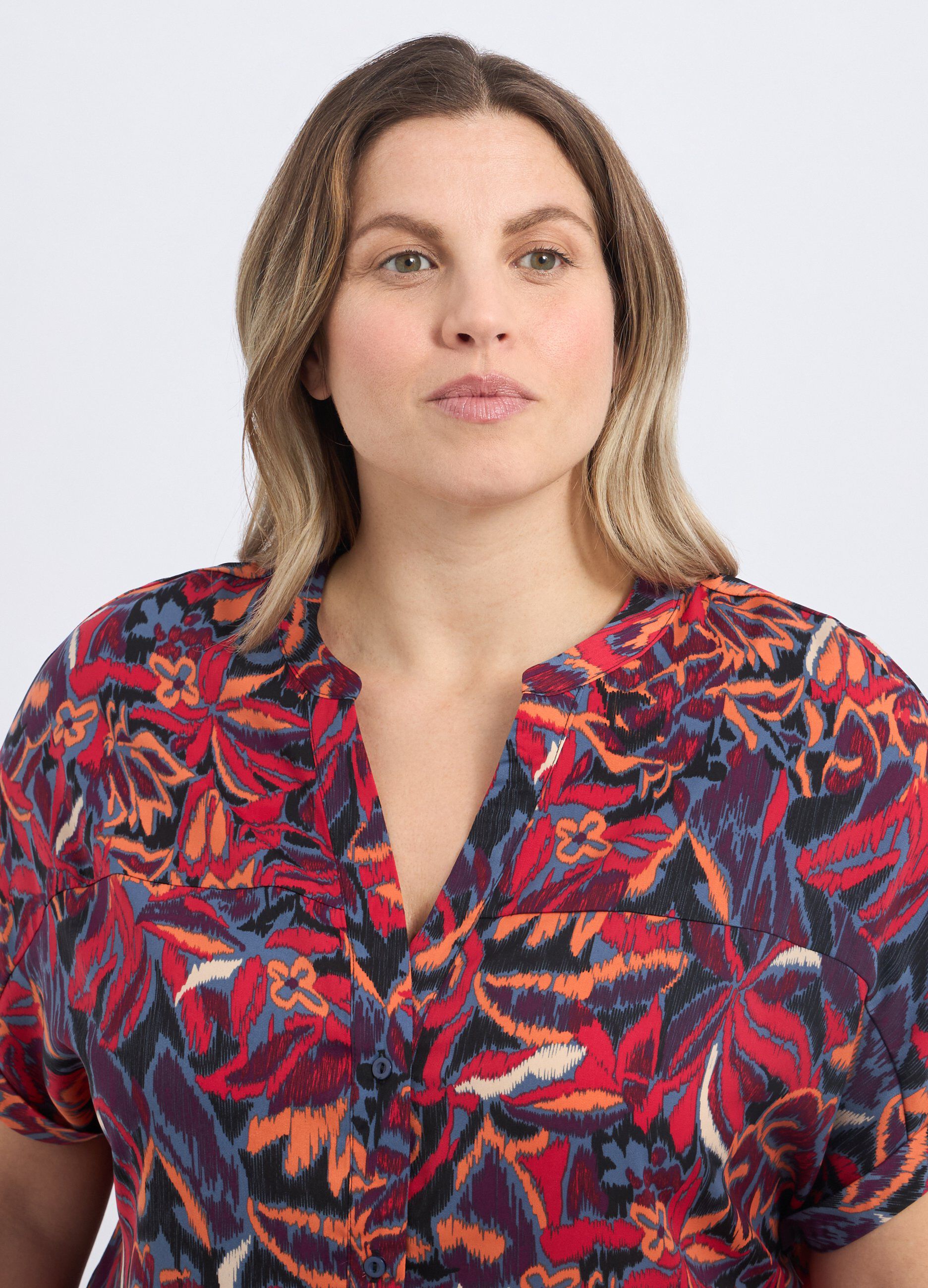 Camicia con scollo a V donna curvy 4 Camicia con scollo a V donna curvy