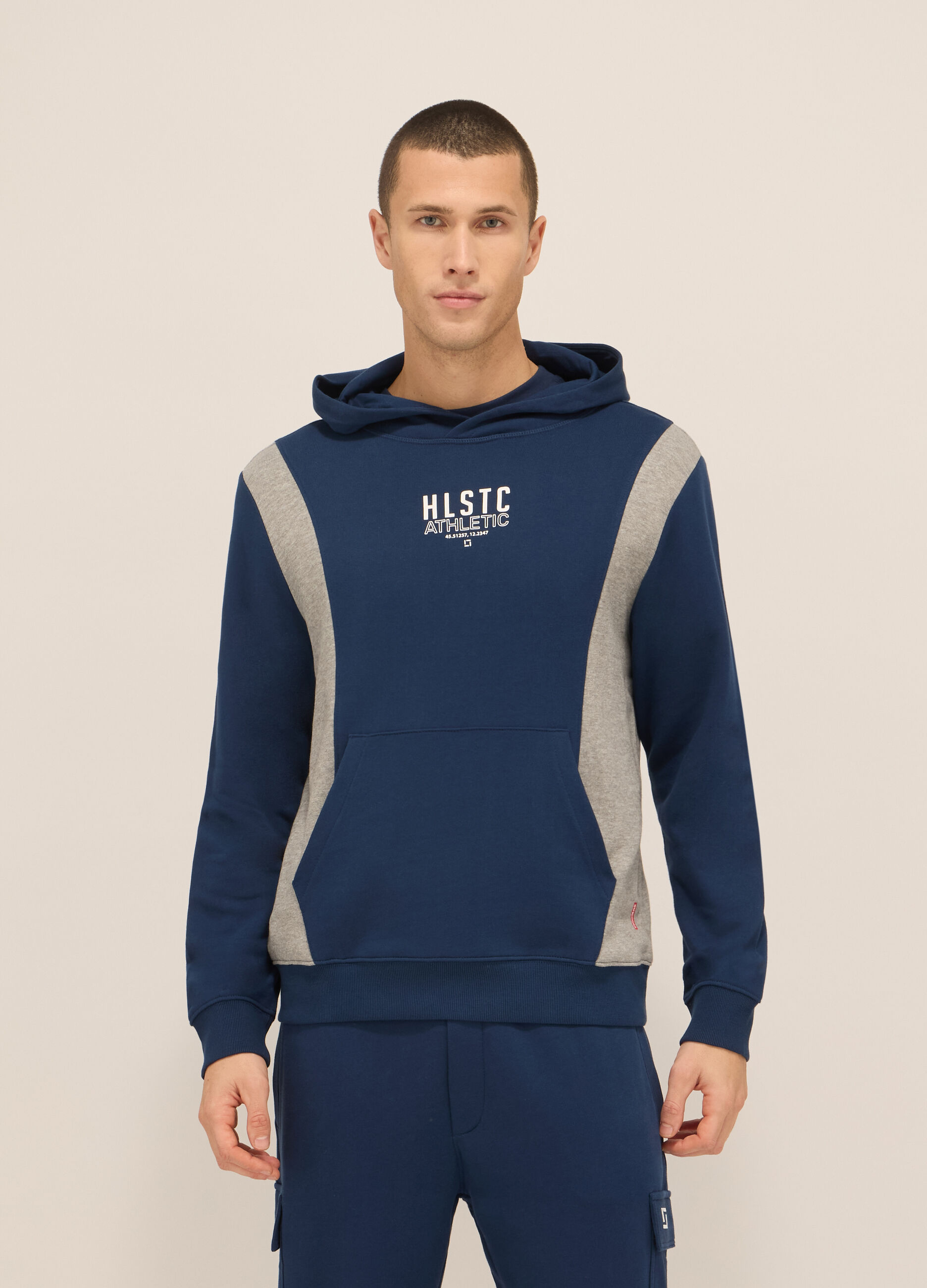 Felpa sportiva con cappuccio in misto cotone con stampa uomo