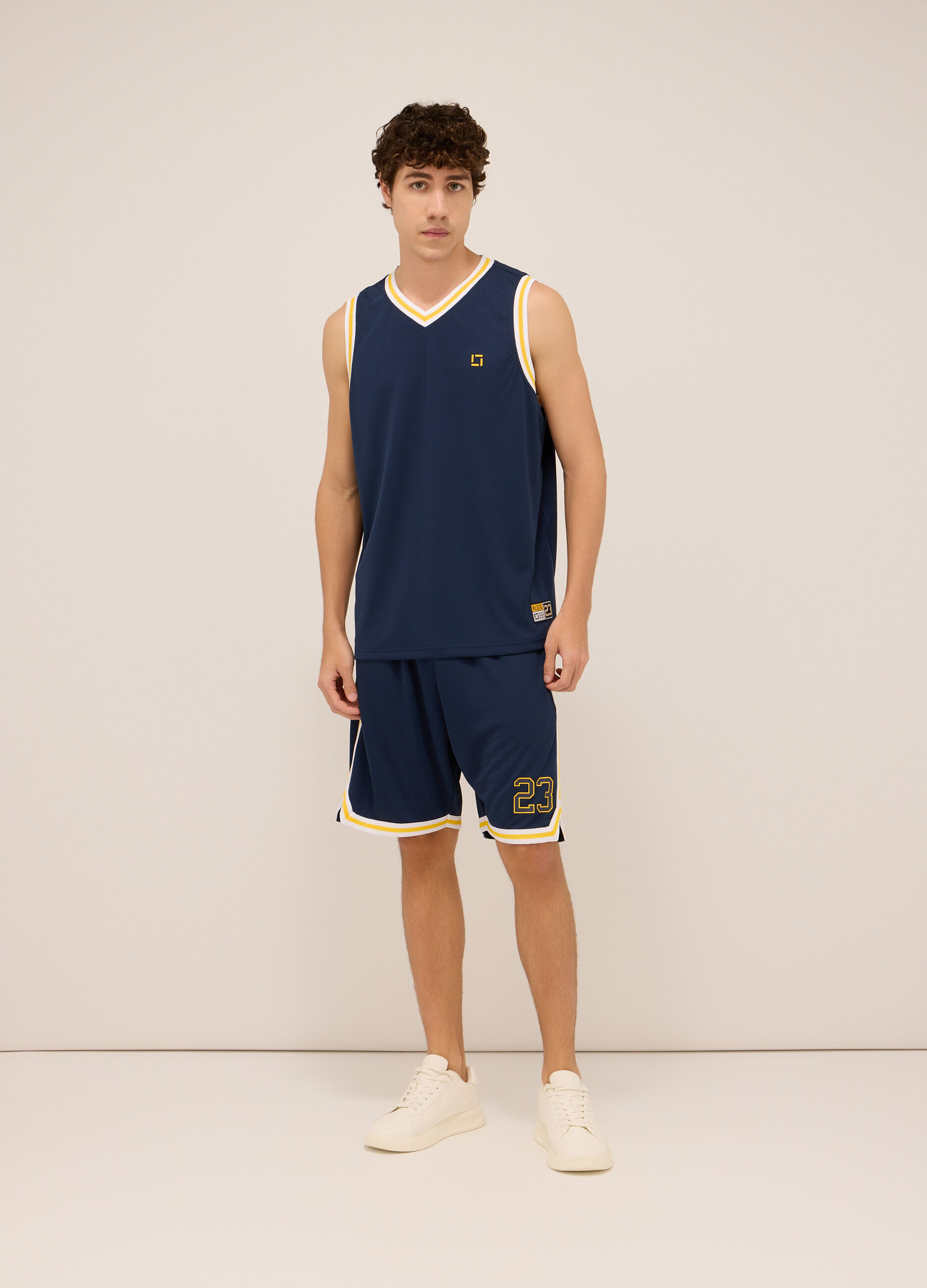 Pantaloncino sportivo stile basket uomo
