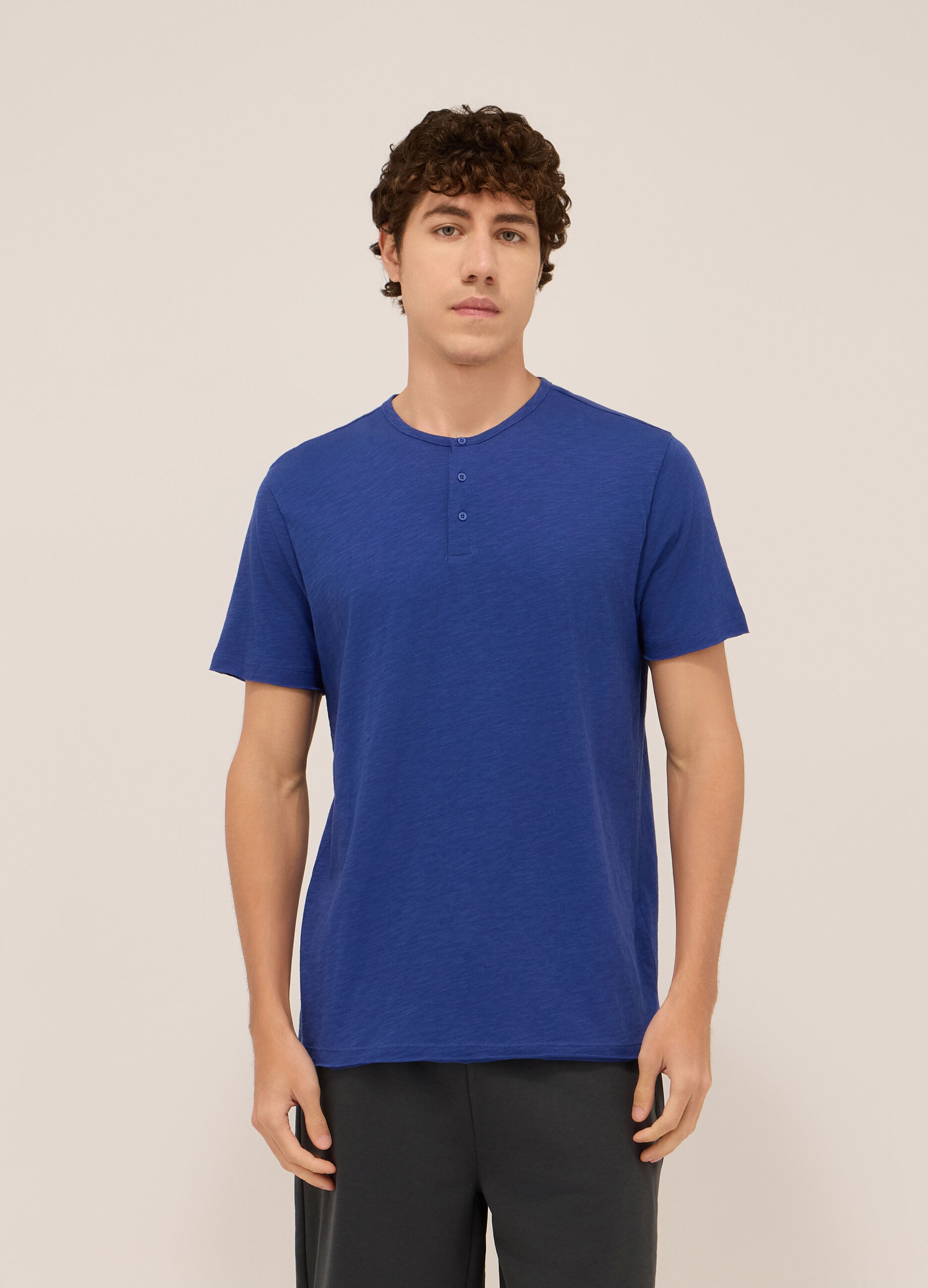 T-Shirt a collo serafino in jersey di cotone uomo