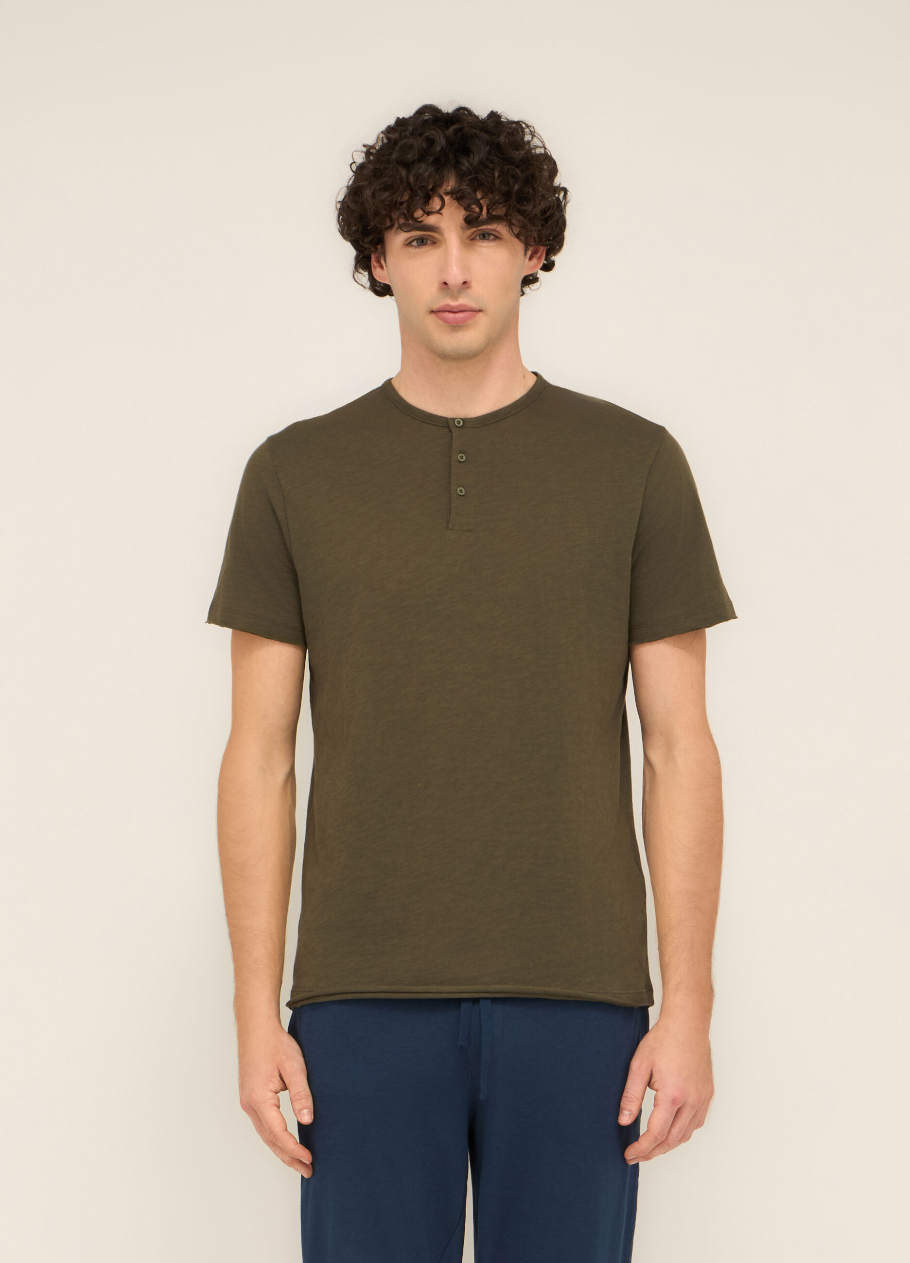 T-shirt collo serafino in cotone uomo