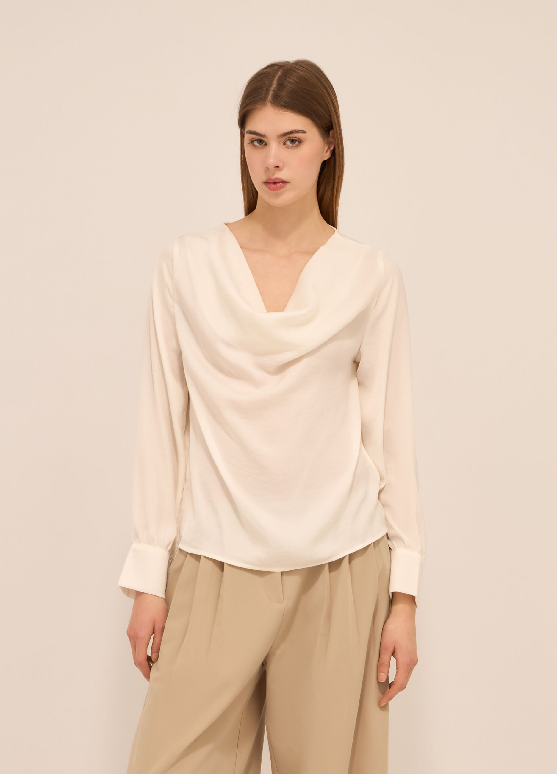 Blusa con collo drappeggiato donna